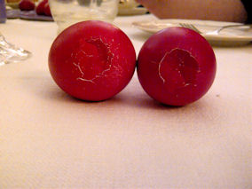Κόκκινα πασχαλινά αυγά. Φωτογραφία αρχείου. © Me, Greek.