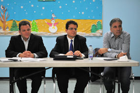 Ο Πρόεδρος και οι Γραμματείς της Τακτικής Συνεδρίασης της ΕΚΜΜ. Photo: ©2014 Paris Petrou / Me Greek.