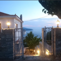 ΕΝΑ ΞΕΧΩΡΙΣΤΟ ΣΠΙΤΙ ΣΤΟ ΜΑΡΜΑΡΙ